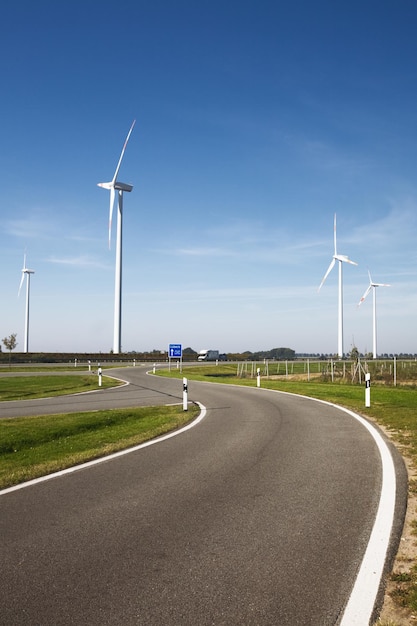 Paisagem moderna com turbinas eólicas e rodovia, norte da alemanha