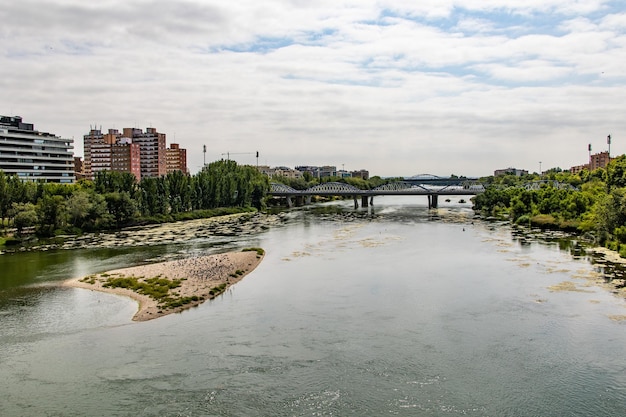 paisagem moderna de Zaragoza Espanha em um dia de verão com rio e ponte