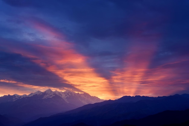 Paisagem montanhosa ao amanhecer Lindo céu com raios de sol e nuvens Vista do Monte Mkheer Zemo Svaneti Georgia