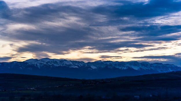 Paisagem montanhosa ao pôr do sol em Andorra