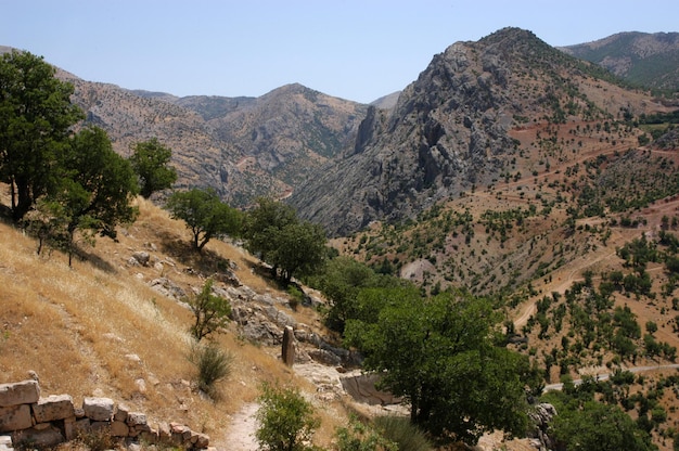 Paisagem montanhosa árida no norte do Curdistão Turquia