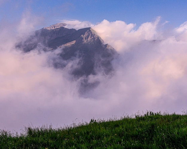 Foto paisagem montanhosa através do mar de nuvens na espanha