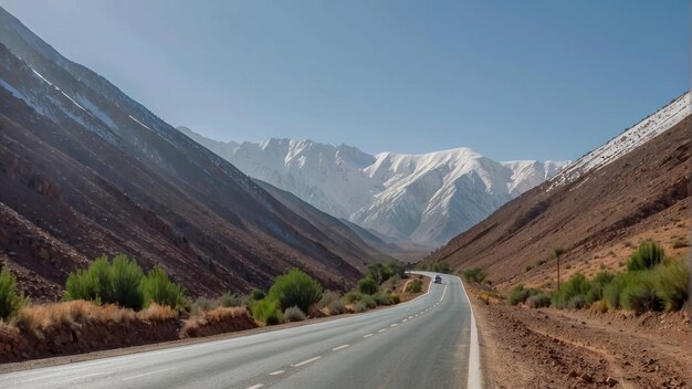 Foto paisagem montanhosa coberta de neve com uma rodovia