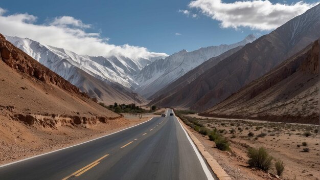 Foto paisagem montanhosa coberta de neve com uma rodovia