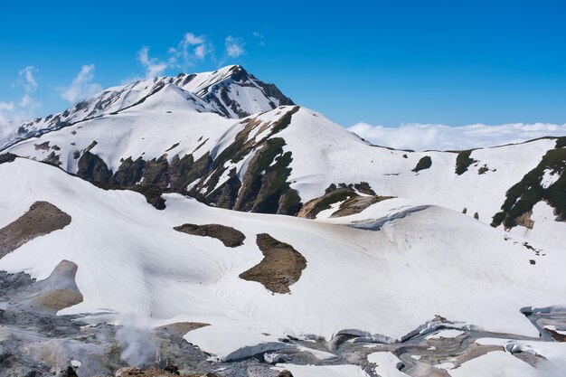 Paisagem montanhosa coberta de neve e céu azul