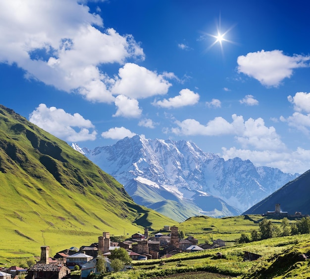 Paisagem montanhosa com a comunidade ushguli e a montanha mais alta da geórgia - shkhara. main caucasian ridge, geórgia