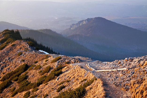 Paisagem montanhosa com caminho de pedra