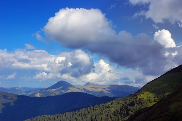 Paisagem montanhosa com céu nublado à tarde