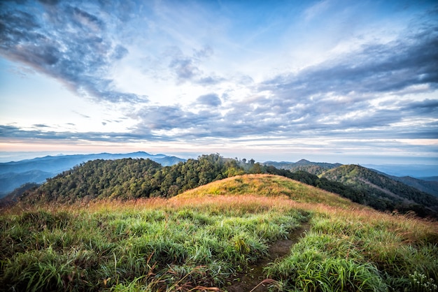 Paisagem montanhosa com céu nublado