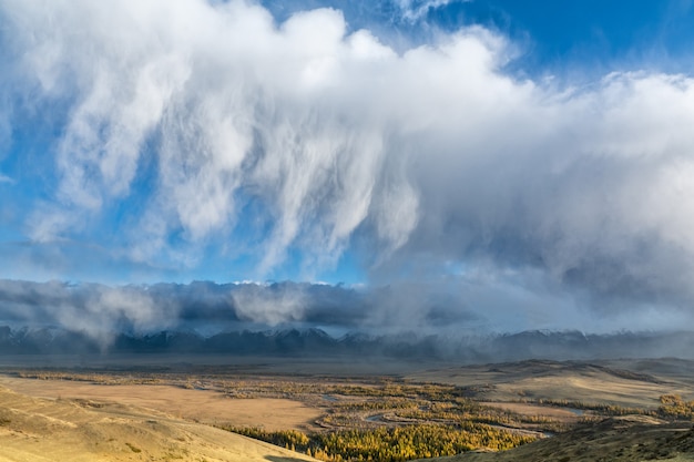 Paisagem montanhosa com menor Lago Multinskoye em Altai, Rússia.