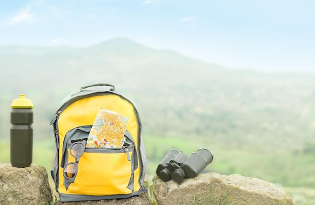 Paisagem montanhosa com mochila