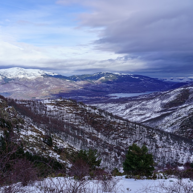 Paisagem montanhosa com neve e arco-íris no horizonte. La Morcuera.