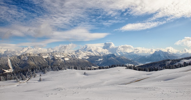 Paisagem montanhosa com neve