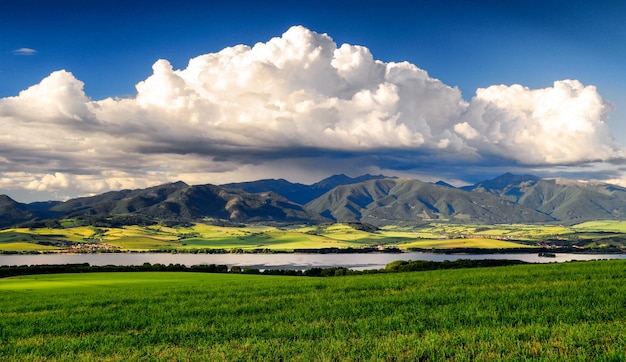 Paisagem montanhosa com nuvens chuvosas no céu