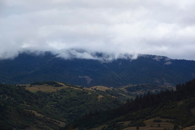 Paisagem montanhosa com nuvens cobrindo os picos