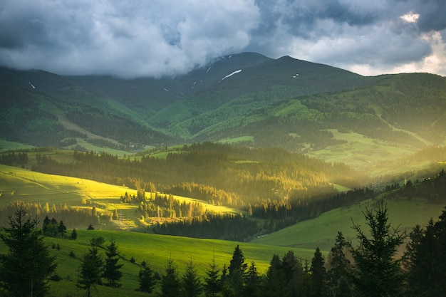 Paisagem montanhosa com nuvens de tempestade