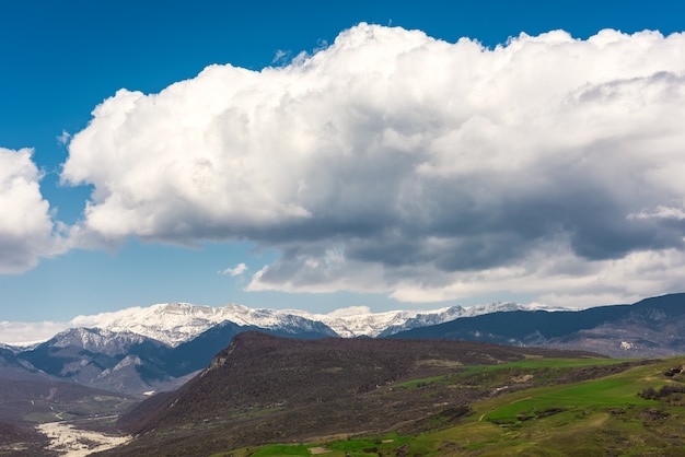 Paisagem montanhosa com nuvens espessas