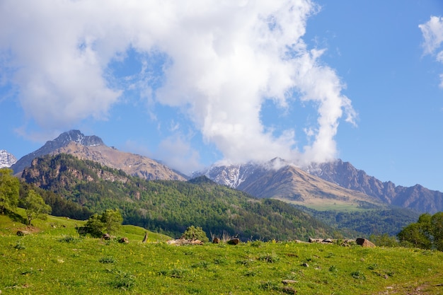 paisagem montanhosa com nuvens