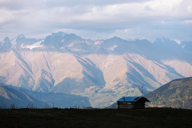 Paisagem montanhosa com o pico das nuvens