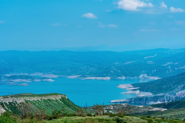 Paisagem montanhosa com o reservatório da central hidroeléctrica de Chirkey no Daguestão