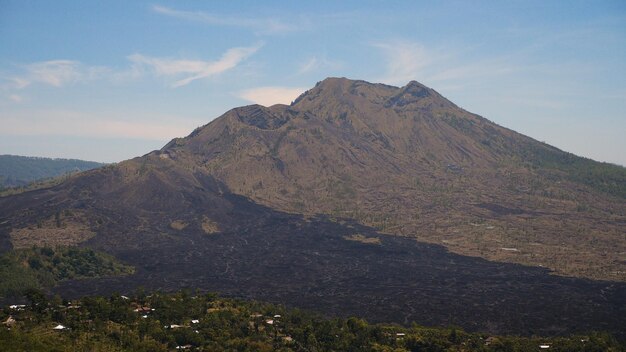 Paisagem montanhosa com o vulcão Batur