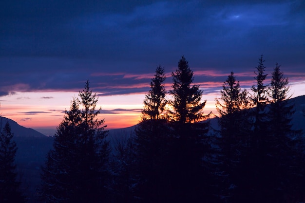 Paisagem montanhosa com pôr do sol