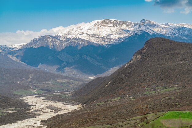 Paisagem montanhosa com rio