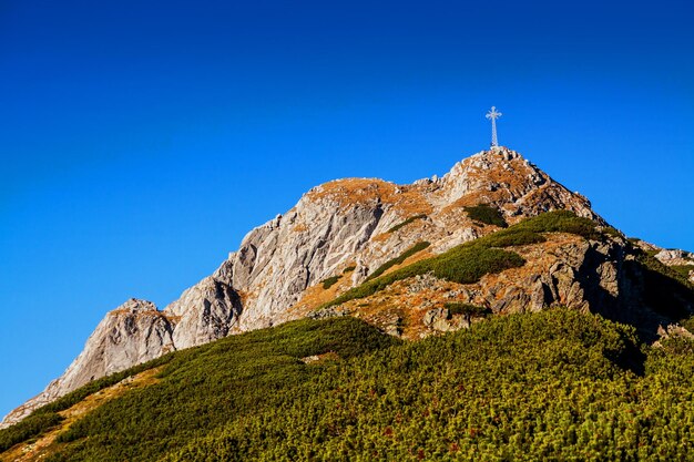 Paisagem montanhosa com rochas e pico Giewont