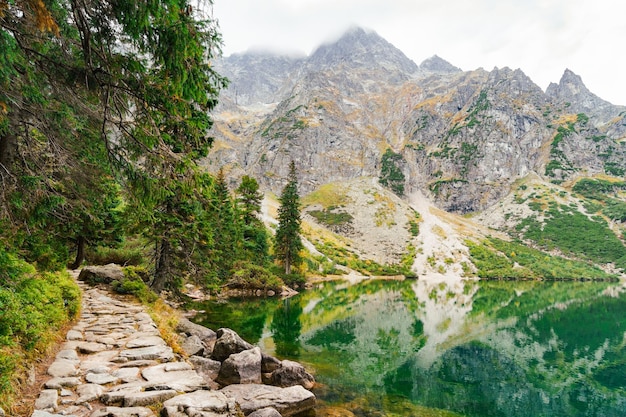 Paisagem montanhosa com trilha para caminhada e vista maravilhosa do lago Morskie Oko Sea Eye Incrível vista matinal no Parque Nacional de High Tatras Polônia Europa Conceito de beleza da natureza