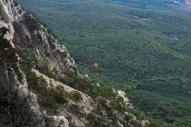 Paisagem montanhosa com um bonde aéreo em movimento no meio