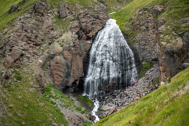 Paisagem montanhosa com uma cachoeira fundo natural trekking caminhadas na montanha estilo de vida saudável e ativo pitoresca cachoeira de montanha no verão