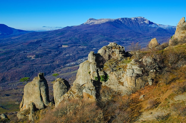 Paisagem montanhosa com vale, rochas e céu azul, fundo de viagem natural