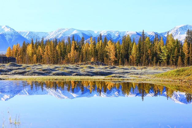 Paisagem montanhosa de Altai, plano de fundo panorâmico de outono, vista da natureza no outono