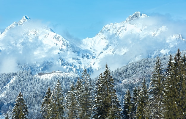 Foto paisagem montanhosa de inverno com abetos (arredores de heiterwang, áustria, tirol)