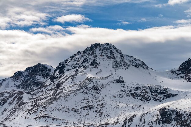 Paisagem montanhosa de inverno com rochas e neve cáucaso