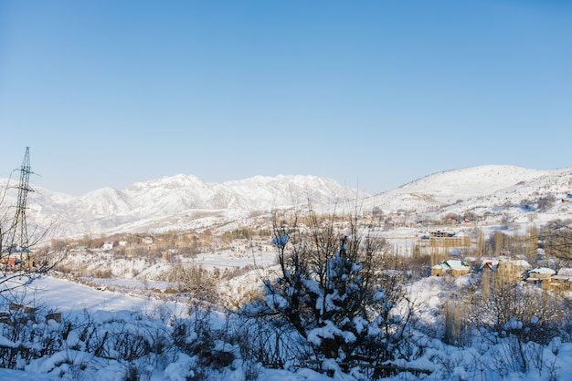 Paisagem montanhosa de inverno do sistema montanhoso Tianshan no Uzbequistão