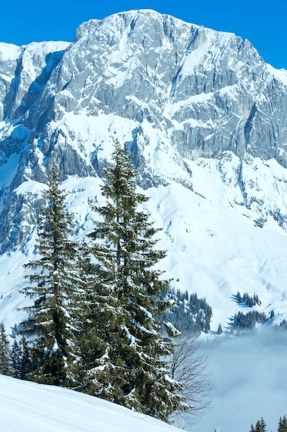 Paisagem montanhosa de inverno matinal com nuvens abaixo do vale (região de Hochkoenig, Áustria)