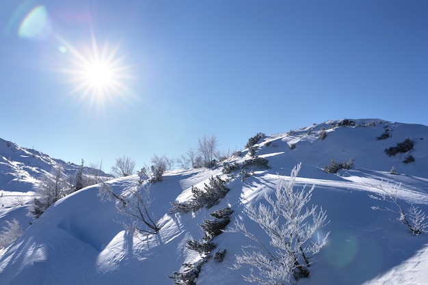 Paisagem montanhosa de inverno nos Alpes