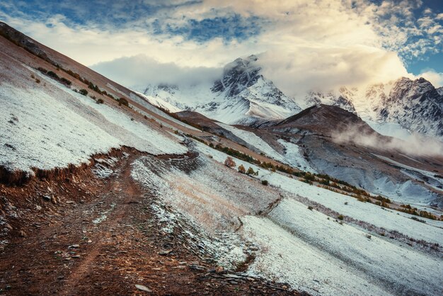 Paisagem montanhosa de montanhas cobertas de neve na névoa