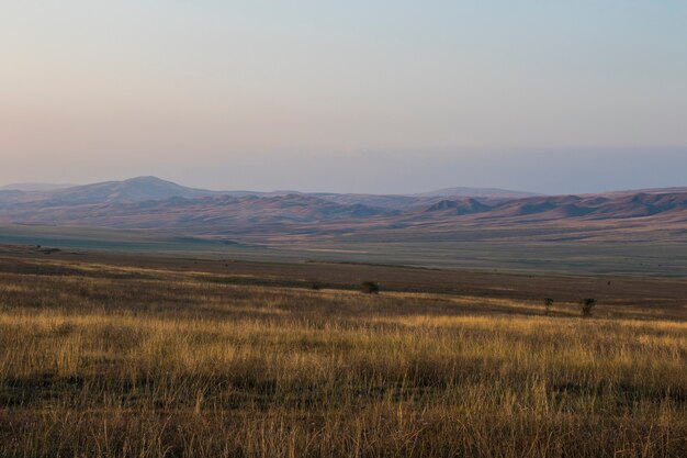 Paisagem montanhosa de outono e vista durante o pôr do sol em Davitgareji, Geórgia