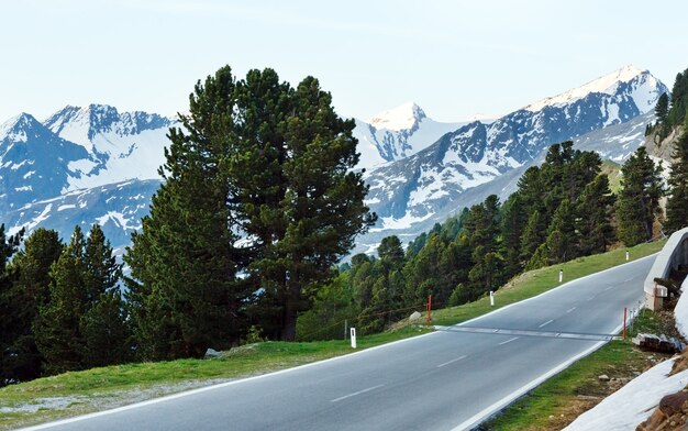 Paisagem montanhosa de verão à noite. vista de timmelsjoch - alta estrada alpina na fronteira italiana - áustria.