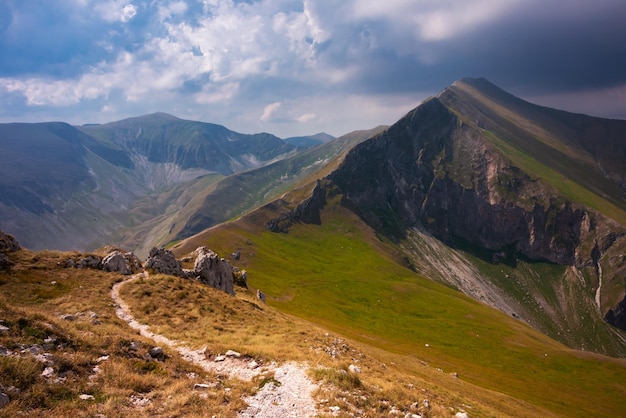 Paisagem montanhosa de verão bela natureza na Itália