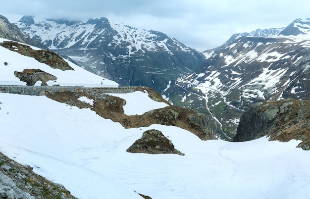 Paisagem montanhosa de verão com estrada (Grimsel Pass, Suíça)