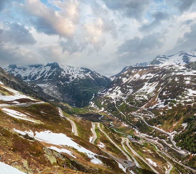 Paisagem montanhosa de verão com estradas alpinas serpentinas Grimsel Pass Suíça