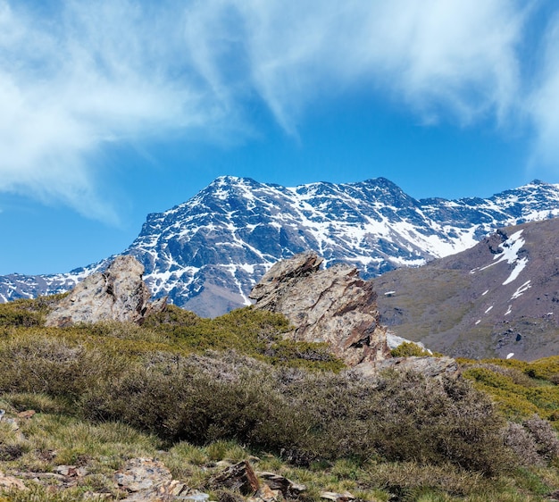 Paisagem montanhosa de verão com neve na encosta Parque Nacional de Sierra Nevada perto de Granada, Espanha