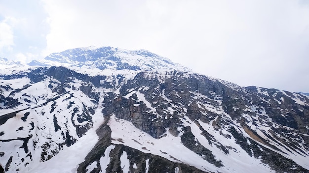 Paisagem montanhosa de verão com neve