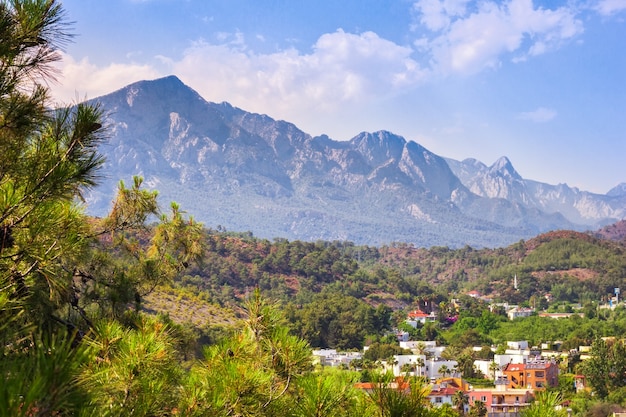 Paisagem montanhosa de verão e telhados de casas na turquia, antalya