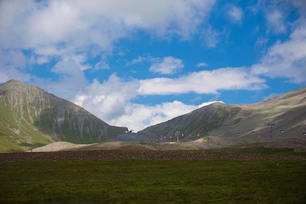 Paisagem montanhosa de verão e um teleférico à distância