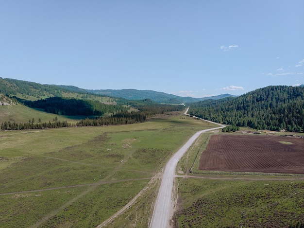 Paisagem montanhosa de verão natural feita de alto ângulo com vista para montanhas rochosas e muitas árvores.