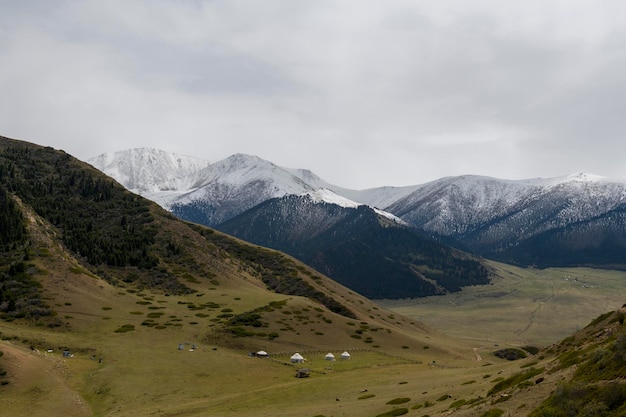 Paisagem montanhosa de verão Região de IssykKul das montanhas do Quirguistão